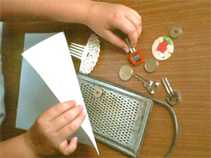 Frotando ceras de colores en un papel sobre distintos objetos