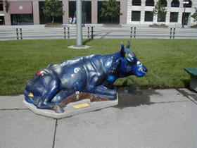 Vaca escultura pintada. T&iacute;tulo: VACA ESPACIAL. AUTOR: YOLLOCALLI YOUTH MUSEUM APPRENTICE ARTISTS.