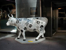 Vaca escultura pintada. T&iacute;tulo: VACA TEXTO. AUTOR: ART AND DSING STUDENTS OF ROBERT MORRIS COLLEGE.